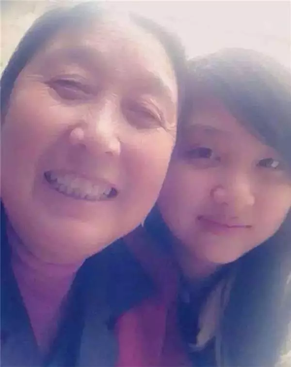 這位姑娘給98歲的老人洗了個澡,傳出的這組照片竟引發了一場全世界的大風暴!
