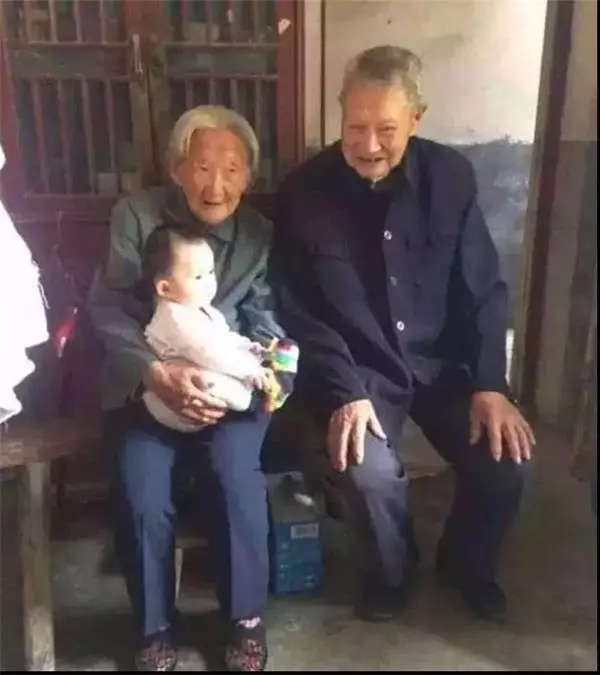 這位姑娘給98歲的老人洗了個澡,傳出的這組照片竟引發了一場全世界的大風暴!