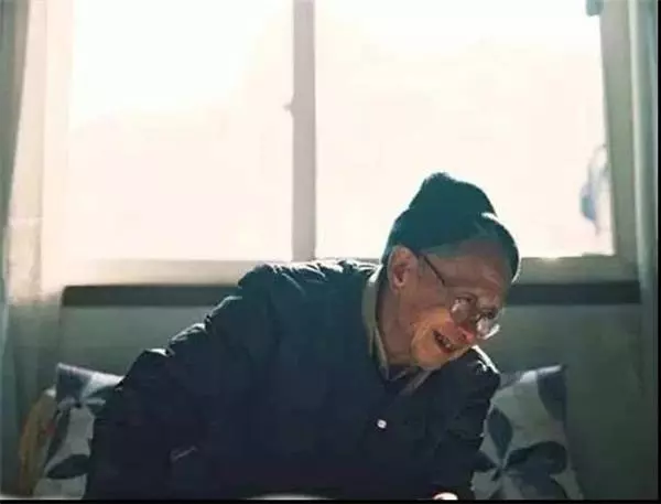 這位姑娘給98歲的老人洗了個澡,傳出的這組照片竟引發了一場全世界的大風暴!