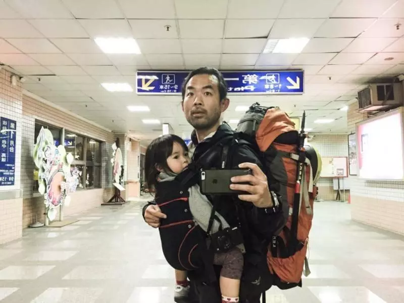 北京爸爸獨自帶2歲女兒到台灣旅行 才一踏進飯店就驚覺「老婆真的太偉大」