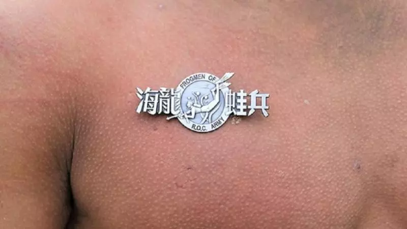 為了國家熬過「第19層地獄」 榮譽牌直接嵌入胸口讓阿兵哥大喊:水鬼榮耀