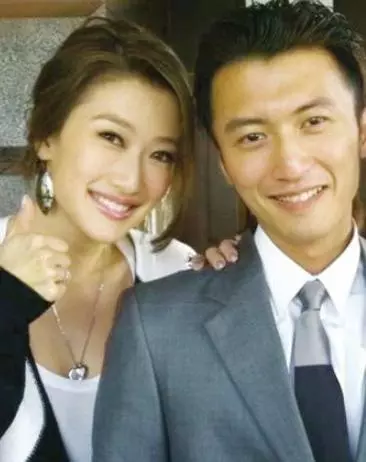 爸爸戀小49歲女友,哥哥愛大11歲二婚天后,她37歲至今未婚!