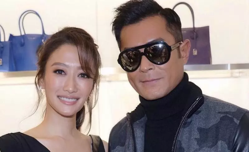 爸爸戀小49歲女友,哥哥愛大11歲二婚天后,她37歲至今未婚!