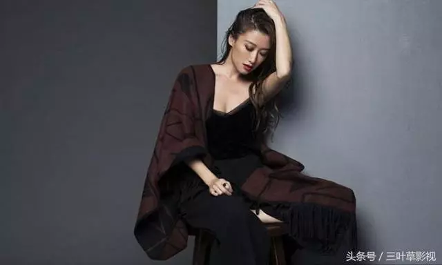 爸爸戀小49歲女友,哥哥愛大11歲二婚天后,她37歲至今未婚!
