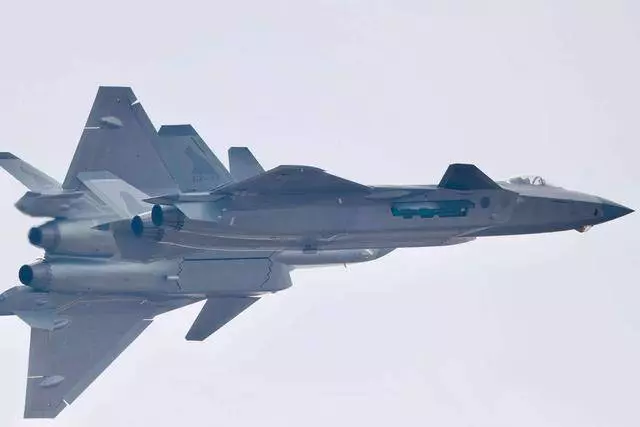 中國疑成功研製毫米波雷達空空飛彈 可隨時鎖定F22