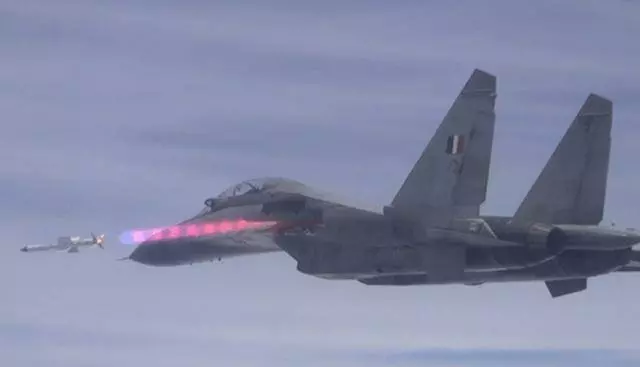 印度空軍蘇-30戰機擊落巴基斯坦無人機,看到殘骸後印網友不談定了
