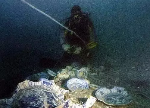 瑞典人在馬來西亞海域發現「萬曆號」沉船,打撈七千多件明代瓷器