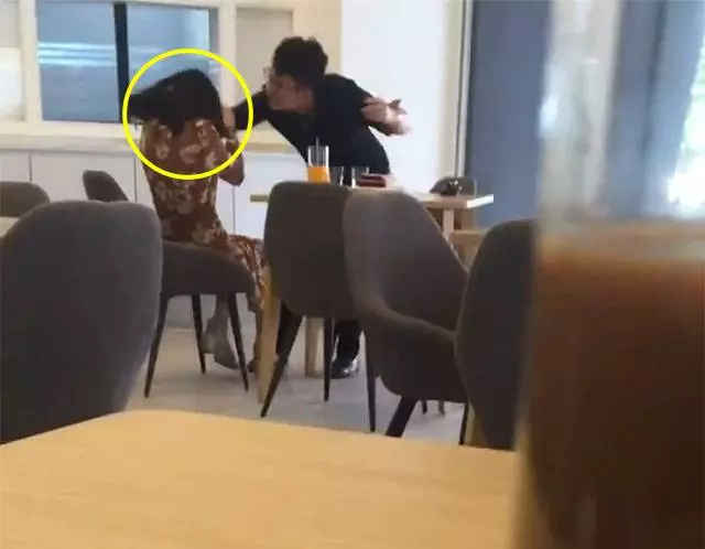 女友不小心倒泄水,大馬富二代竟當場辱罵!還拿錢丟女友!當她是雞!