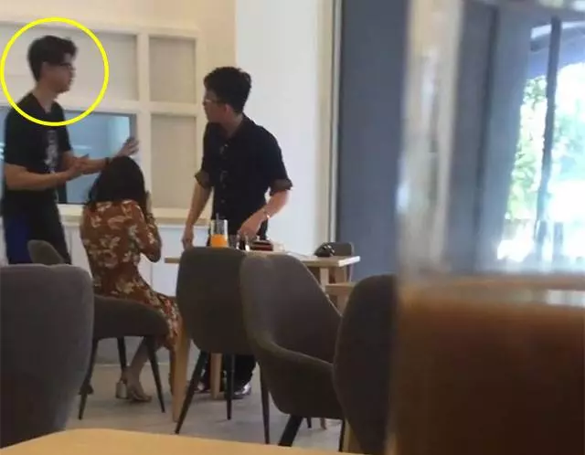 女友不小心倒泄水,大馬富二代竟當場辱罵!還拿錢丟女友!當她是雞!