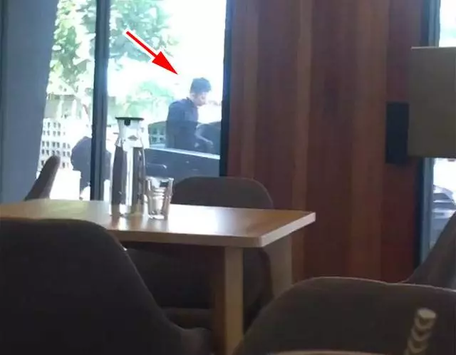 女友不小心倒泄水,大馬富二代竟當場辱罵!還拿錢丟女友!當她是雞!