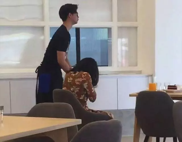 女友不小心倒泄水,大馬富二代竟當場辱罵!還拿錢丟女友!當她是雞!