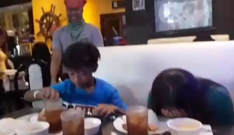 小姊弟吃飯「服務生一直瘋狂打擾」 姊姊發現不對勁抬頭一看「才發現是等了3年的驚喜」
