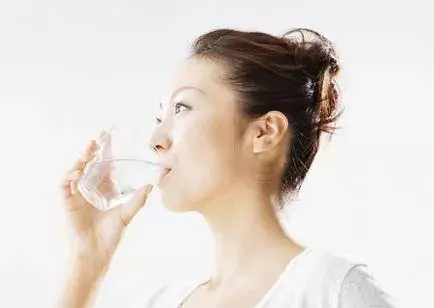 晚上喝白開水的朋友,要注意了!這杯水你喝對了嗎?