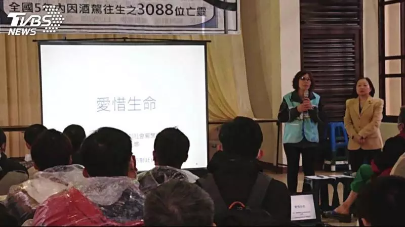 震撼教育!76名酒駕累犯 首赴殯儀館上課