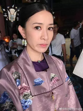 佘詩曼真會穿,雙排扣長款大衣配短靴,身高165卻穿出178氣場,港姐就是不一樣~