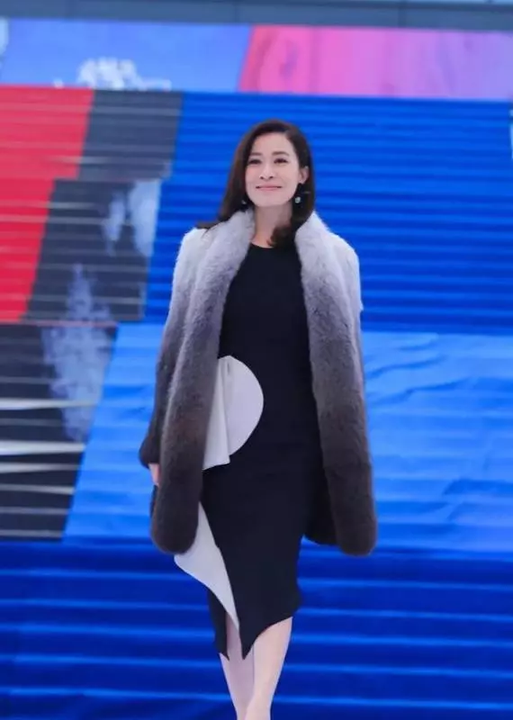 佘詩曼真會穿,雙排扣長款大衣配短靴,身高165卻穿出178氣場,港姐就是不一樣~