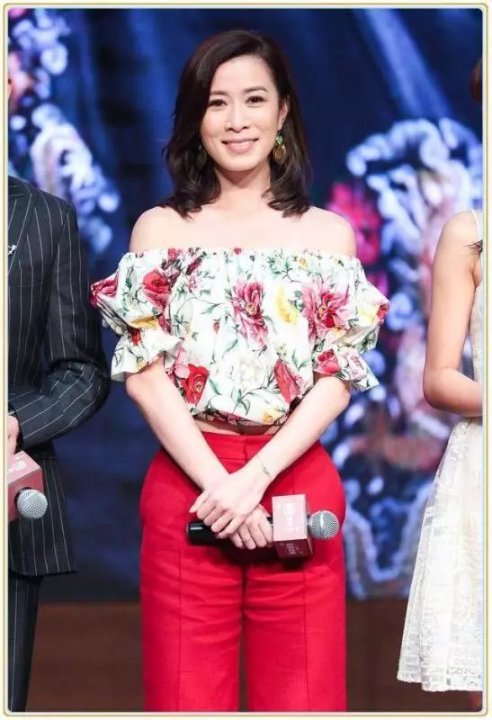 佘詩曼真會穿,雙排扣長款大衣配短靴,身高165卻穿出178氣場,港姐就是不一樣~