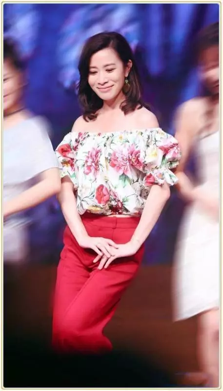 佘詩曼真會穿,雙排扣長款大衣配短靴,身高165卻穿出178氣場,港姐就是不一樣~