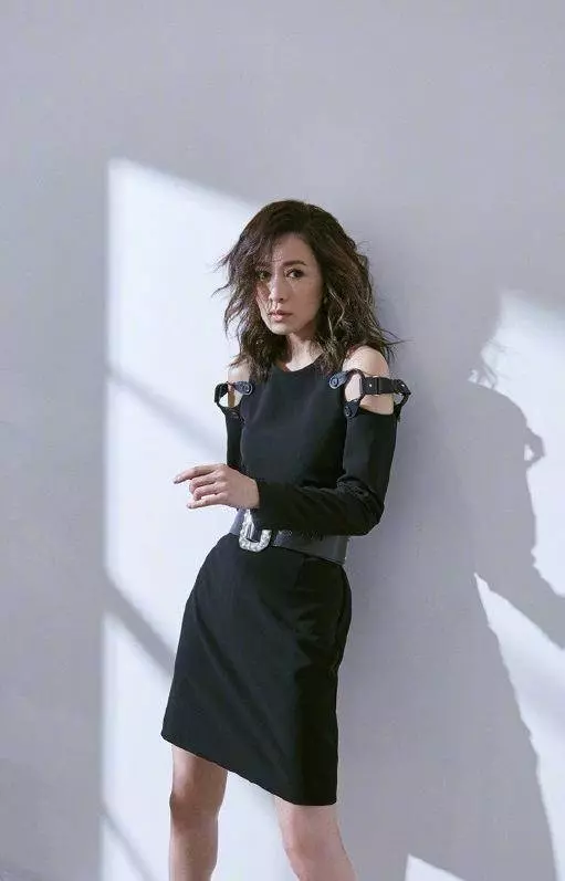 佘詩曼真會穿,雙排扣長款大衣配短靴,身高165卻穿出178氣場,港姐就是不一樣~