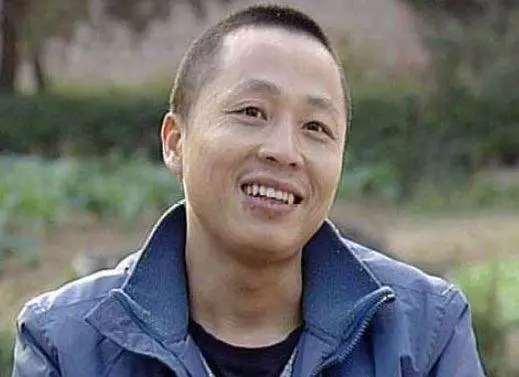 單身漢撫養棄嬰長大,親生父母攜鉅款來交換,女孩伸出手掌,父母雙雙離開,網友爆贊「養育之恩大於天」