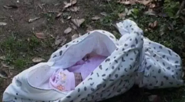 單身漢撫養棄嬰長大,親生父母攜鉅款來交換,女孩伸出手掌,父母雙雙離開,網友爆贊「養育之恩大於天」
