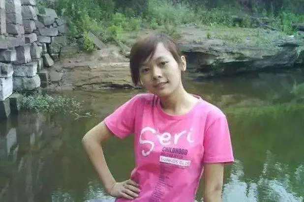 單身漢撫養棄嬰長大,親生父母攜鉅款來交換,女孩伸出手掌,父母雙雙離開,網友爆贊「養育之恩大於天」