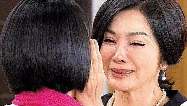 單身漢撫養棄嬰長大,親生父母攜鉅款來交換,女孩伸出手掌,父母雙雙離開,網友爆贊「養育之恩大於天」