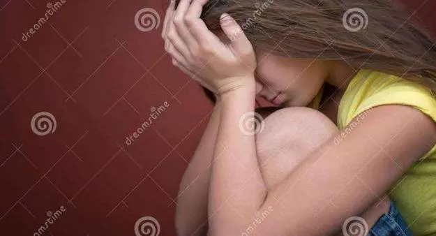 單身漢撫養棄嬰長大,親生父母攜鉅款來交換,女孩伸出手掌,父母雙雙離開,網友爆贊「養育之恩大於天」