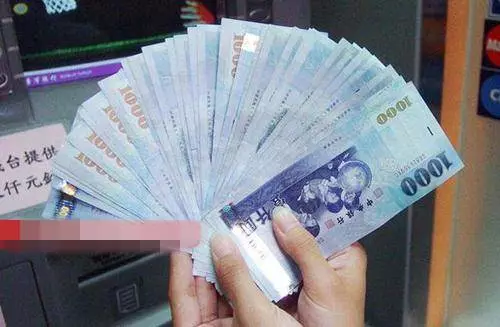 嫌棄我生女兒,老公留下一張卡就拋棄了我,多年後看到餘額我淚如雨下
