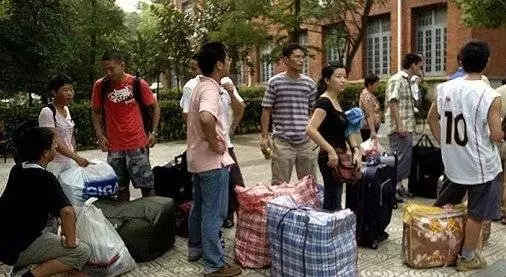 遠嫁5年後一家三口回娘家,4歲兒子一句童言無忌,我的婚姻結束了