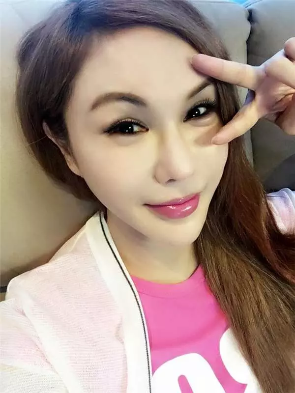 她19歲想不開被送醫急救、20歲變性,後來嫁給小一輪的鮮肉老公!如今活成一代綜藝女王!