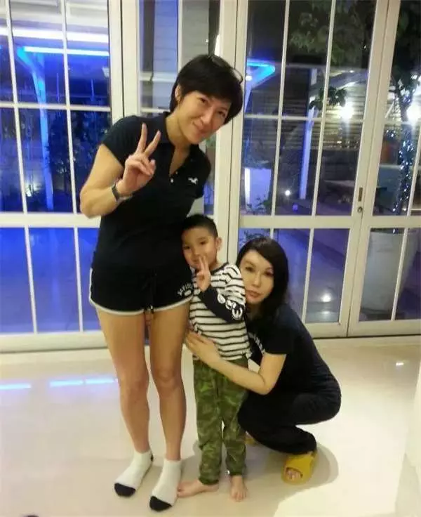 她19歲想不開被送醫急救、20歲變性,後來嫁給小一輪的鮮肉老公!如今活成一代綜藝女王!