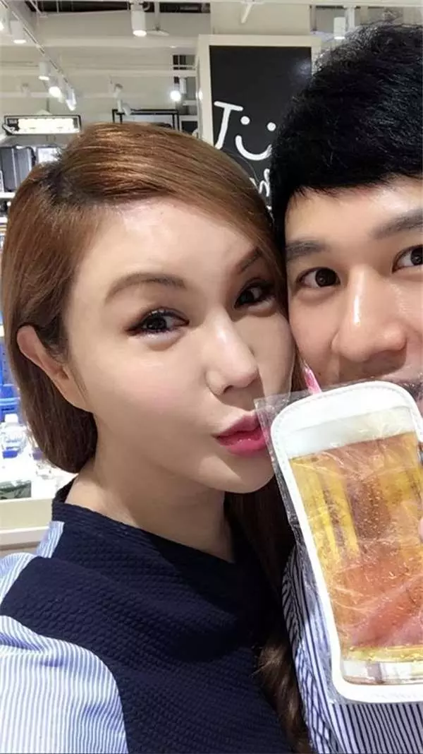 她19歲想不開被送醫急救、20歲變性,後來嫁給小一輪的鮮肉老公!如今活成一代綜藝女王!