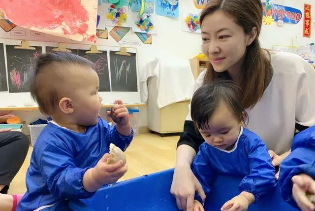 熊黛林雙胞胎女兒第一天上學,忍不住更博曬正面照!媽媽眼神太暖