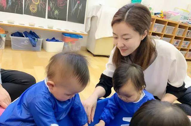 熊黛林雙胞胎女兒第一天上學,忍不住更博曬正面照!媽媽眼神太暖