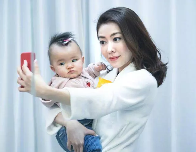 熊黛林雙胞胎女兒第一天上學,忍不住更博曬正面照!媽媽眼神太暖