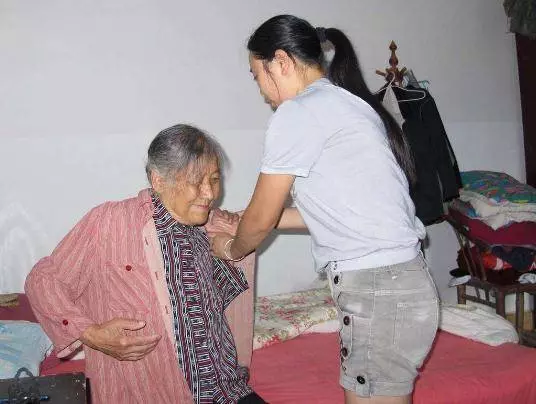 父親臨終給了乞丐10萬,兒子不服去要,跪地再給10萬