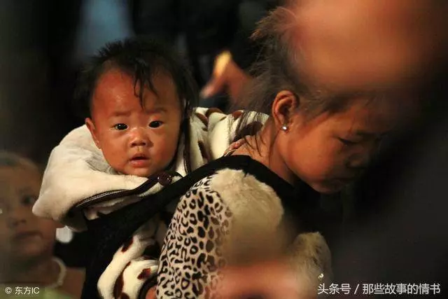 父親臨終給了乞丐10萬,兒子不服去要,跪地再給10萬