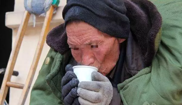 父親臨終給了乞丐10萬,兒子不服去要,跪地再給10萬