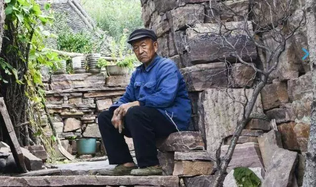 父親臨終給了乞丐10萬,兒子不服去要,跪地再給10萬