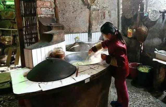 父親臨終給了乞丐10萬,兒子不服去要,跪地再給10萬