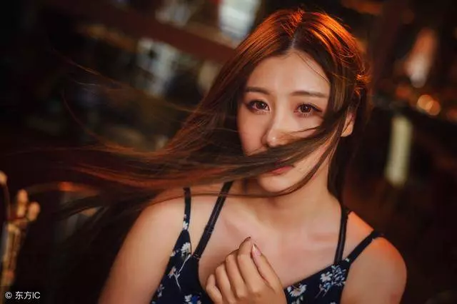 父親去世我帶繼母嫁人，新婚夜聽到老公和繼母的對話，我生不如死