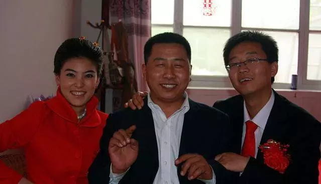 哥結婚我轉3萬,媽卻不讓我參加婚禮,我覺得不對勁,請假回家推開門我冷笑走人
