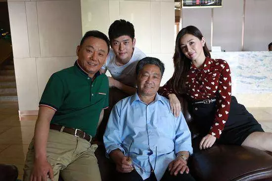 哥結婚我轉3萬,媽卻不讓我參加婚禮,我覺得不對勁,請假回家推開門我冷笑走人