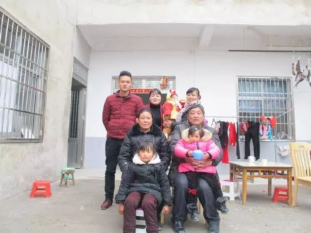 哥結婚我轉3萬,媽卻不讓我參加婚禮,我覺得不對勁,請假回家推開門我冷笑走人