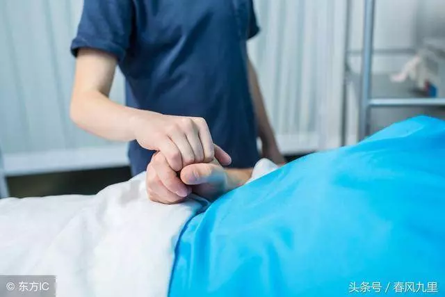 男友是個富二代，我媽住院他說沒錢，出院後我媽卻求我嫁給他