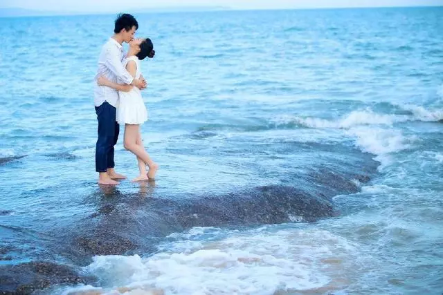 婆婆生病,我和老公回農村探望,剛進屋看見倆人,我摔門離開