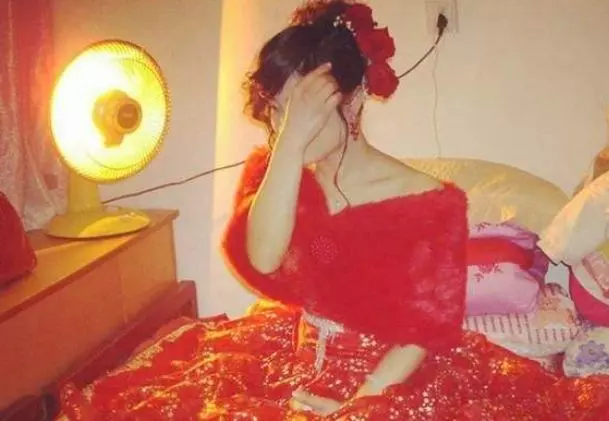 女友臉上毀容,男子堅決娶回家,被鄉親們嘲笑,掀開蓋布全場蒙住