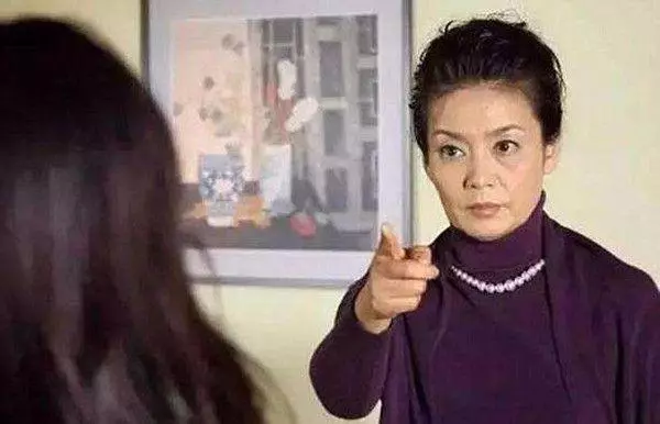婆婆讓把房子過戶給老公,我假意順從,第二天渣男面目令我噁心!