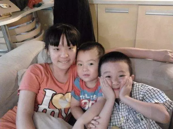父親出車禍,母親拋下姐弟三人離開,十年後見到這墓我哭成淚人!